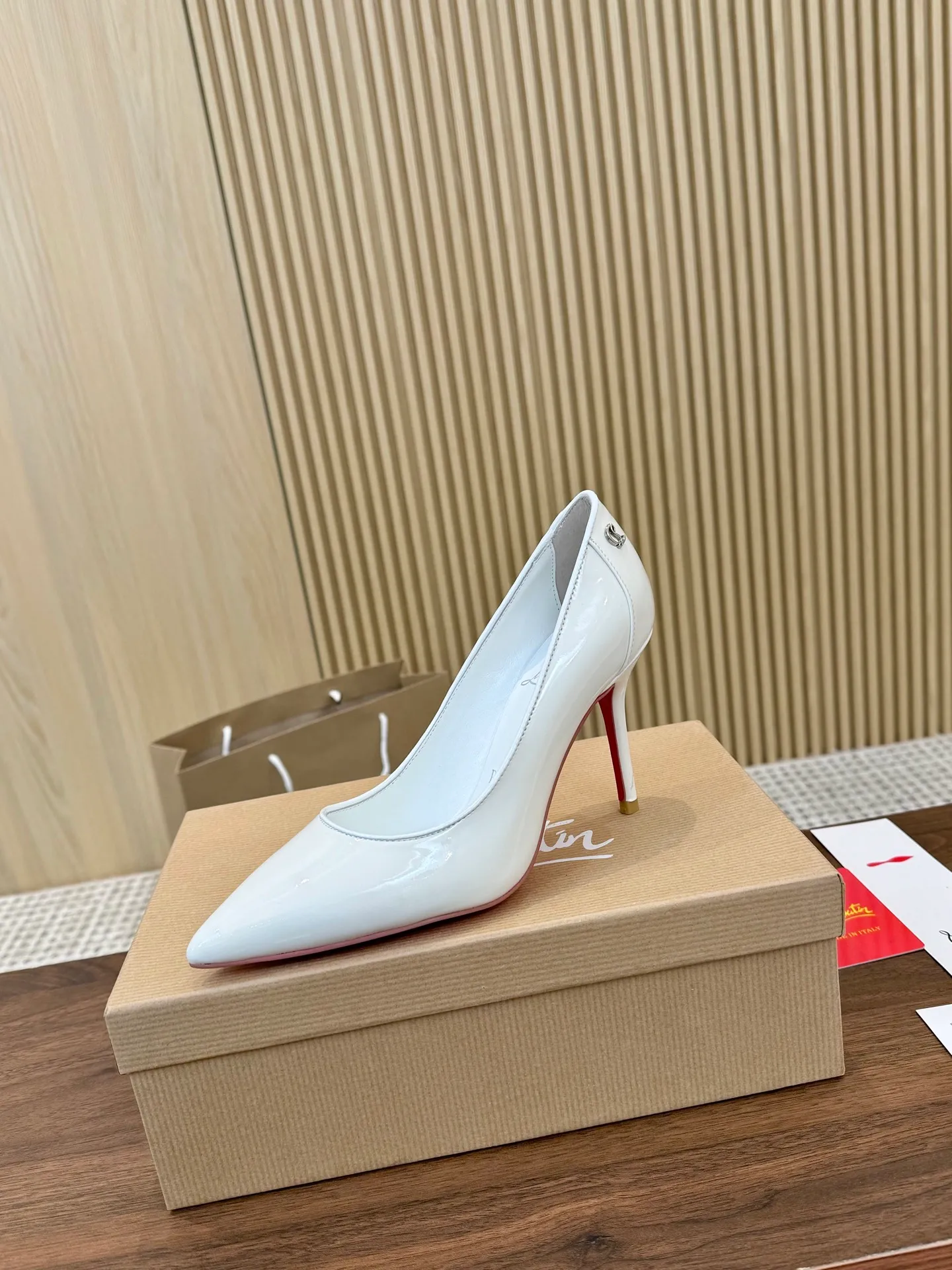 👟👟Ex-factory price 480👟👟 Genuine leather sole +40 Year-round shipment💝Christian Louboutin CL👠 "Patent Leather Hemming Craft Series" Noble and luxurious, real blingbling👟👟 Real materials, all customized by the pattern maker, and the materials are made of original customized materials to achieve the taste of the original 5 color options💍Upper: Imported👉cow patent leather💪 Lining: Sheepskin foot pad/lining Size: 34-40.41.42 Heel height: two options: 10.5cm and 8.5cm